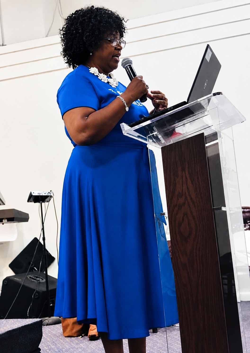 Sandra Wright speaking at the lectern during the 2019 Naples Break the Silence Conference